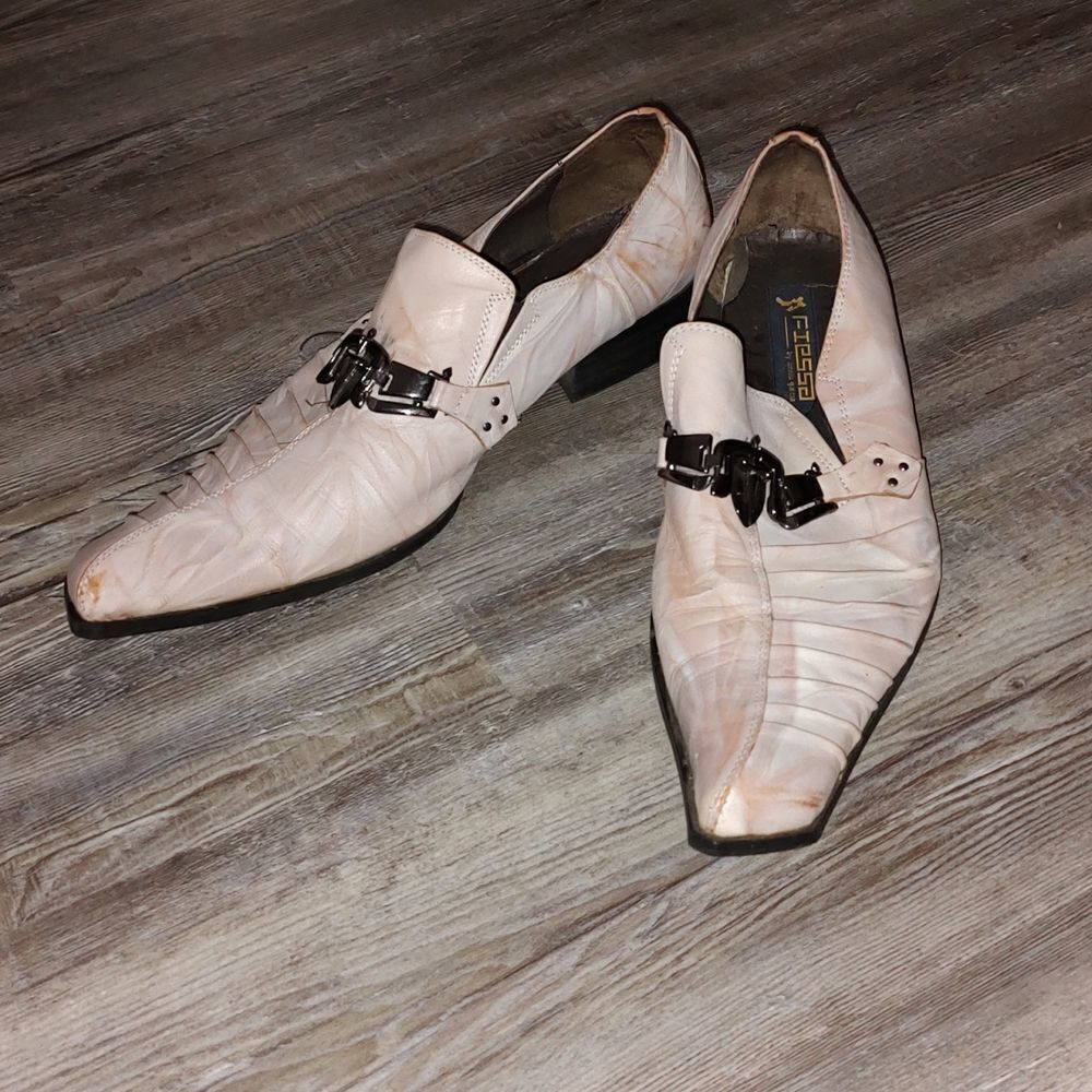 Fiesso Marble Beige Diagonal Toe One-Side Pleated Leather Shoes  Metal Bracelet
